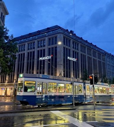 VBZ Tram vor dem Manor in Zuerich, copyright des Fotos Ank Kumar